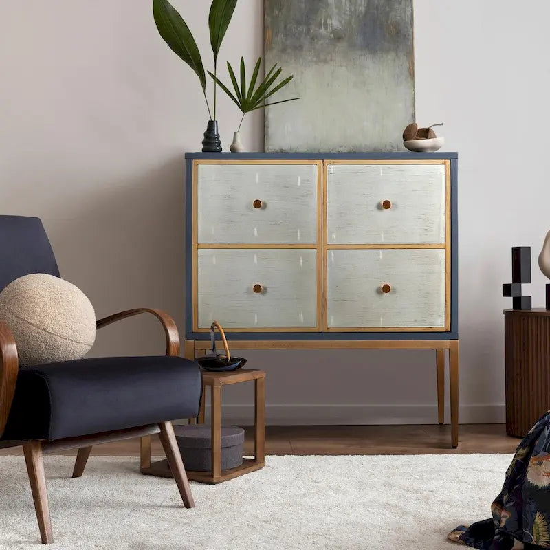 Buffet bas de rangement 2 portes style Mid-Century Modern avec étagère et détails en laiton brossé pour salon ou salle à manger