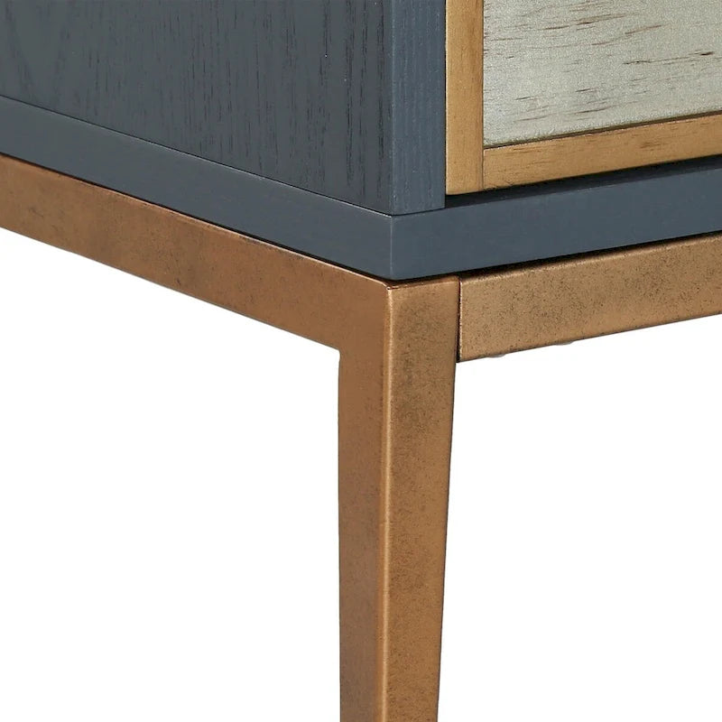 Buffet bas de rangement 2 portes style Mid-Century Modern avec étagère et détails en laiton brossé pour salon ou salle à manger